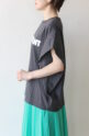 シロデラボンテ（siro de labonte）CHARMANTタックスリーブＴシャツ／チャコール×オフ