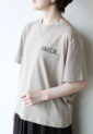 ディニテコリエ(Dignite Collier）AMICALロゴ吸水速乾Tシャツ／ベージュ