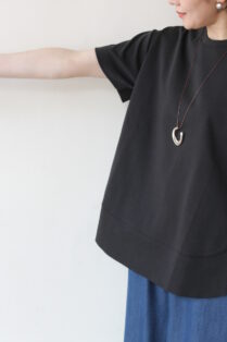 ディニテコリエ(Dignite Collier）裾切替プルオーバー／ブラック ディニテコリエ(Dignite Collier）裾切替プルオーバー／ブラック