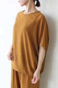 ディニテコリエ(Dignite Collier）ストレッチシフォンドルマンブラウス／アンバー