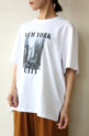 ロージー（ROSIEE）ニューヨーク街並みプリントＴシャツ／オフホワイト