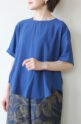 ディニテコリエ(Dignite Collier）ストレッチシフォンハーフスリーブブラウス／ブルー