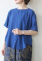 ディニテコリエ(Dignite Collier）ストレッチシフォンハーフスリーブブラウス／ブルー