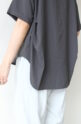 ディニテコリエ(Dignite Collier）ストレッチシフォンハーフスリーブブラウス／チャコール