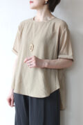 ディニテコリエ(Dignite Collier）ストレッチシフォンハーフスリーブブラウス／ベージュ