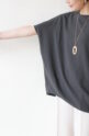 ディニテコリエ(Dignite Collier）ストレッチシフォンドルマンブラウス／チャコール