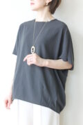 ディニテコリエ(Dignite Collier）ストレッチシフォンドルマンブラウス／チャコール