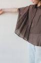 アンカルネ（Un carnet）後シャーリングドルマンシャツ／ブラウン