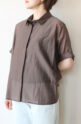 アンカルネ（Un carnet）後シャーリングドルマンシャツ／ブラウン