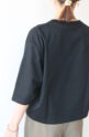 カフネ（CAFUNE）ブランドロゴ刺しゅう入り七分袖カットソー／ブラック
