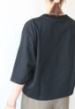 カフネ（CAFUNE）ブランドロゴ刺しゅう入り七分袖カットソー／ブラック