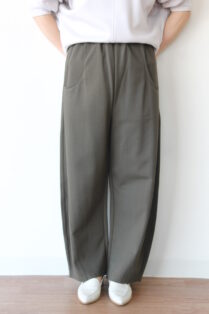 新品未使用　ディニテコリエ カットカーブパンツ　カーキ　秋冬　ゴム　シンプル ディニテコリエ(Dignite Collier）カットカーブパンツ（レングス短め丈