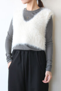ディニテコリエ(Dignite Collier）フェザーニットベスト／アイボリー