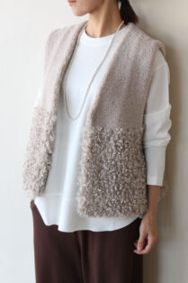 パシオーネ（PASSIONE）ツータイプスボアベスト／ライトベージュ