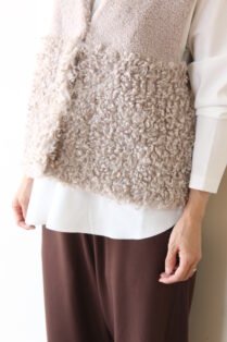 パシオーネ（PASSIONE）ツータイプスボアベスト／ライトベージュ