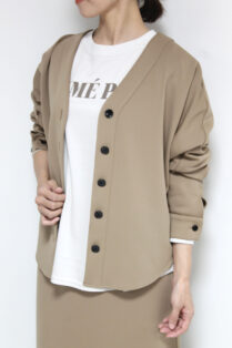 カフネ今期新作ベージュカーディガン カフネ（CAFUNE）ダブルニットVネックカーディガン／キャメル