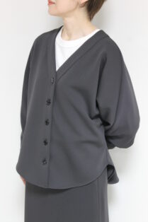 カフネ（CAFUNE）ダブルニットVネックカーディガン／チャコール