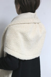 ディニテコリエ(Dignite Collier）ムートン風スヌード／ベージュ