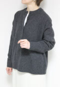 ディニテコリエ(Dignite Collier）ウオッシャブルウールフロントボタンニット／チャコール