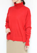 パシオーネ（PASSIONE）タートルネックサイドスリットニットプルオーバー／レッド