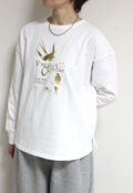 ノンブルアンペール(NOMBRE IMPAIR）スワロープリント長袖TEE／オフ×ゴールド
