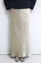 カフネ（CAFUNE）サテン地タイトスカート／ベージュ