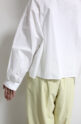 カロ（KARO）グリーン刺しゅうシャツ／オフホワイト