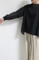 アンカルネ（Un carnet）タック＋はしごレースシアースリーブプルオーバー／ブラック