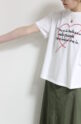 ロージー（ROSIEE）ハート刺繍の中に手書き風ロゴプリントＴシャツ／オフホワイト