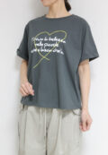 ロージー（ROSIEE）ハート刺繍の中に手書き風ロゴプリントＴシャツ／チャコール