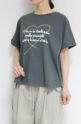 ロージー（ROSIEE）ハート刺繍の中に手書き風ロゴプリントＴシャツ／チャコール