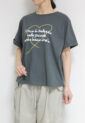 ロージー（ROSIEE）ハート刺繍の中に手書き風ロゴプリントＴシャツ／チャコール