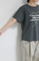 ロージー（ROSIEE）ハート刺繍の中に手書き風ロゴプリントＴシャツ／チャコール