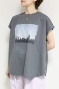 アンナケリー（Anna Kerry）フォトＴシャツ／チャコール