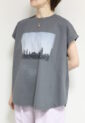 アンナケリー（Anna Kerry）フォトＴシャツ／チャコール