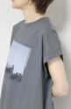 アンナケリー（Anna Kerry）フォトＴシャツ／チャコール