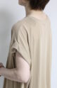 【セットアップでも人気】ロージー（ROSIEE）ソフト風合いフロッキー肩タックプリントＴシャツ／ベージュ