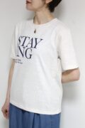 ディニテコリエ(Dignite Collier）STAYNGプリントＴシャツ／アイボリー杢
