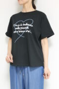 ロージー（ROSIEE）ハート刺繍の中に手書き風ロゴプリントＴシャツ／ブラック