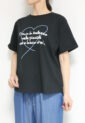 ロージー（ROSIEE）ハート刺繍の中に手書き風ロゴプリントＴシャツ／ブラック