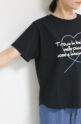 ロージー（ROSIEE）ハート刺繍の中に手書き風ロゴプリントＴシャツ／ブラック