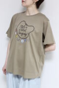 ロージー（ROSIEE） 刺繍×プリントチャームイラストTシャツ／ベージュ