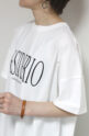 アンナケリー（Anna Kerry）ロゴプリントTシャツ／オフ