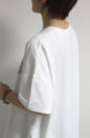 アンナケリー（Anna Kerry）ロゴプリントTシャツ／オフ