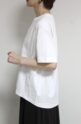 アンカルネ（Un carnet）ロゴ刺繍Tシャツ／オフ