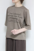 アンカルネ(Un carnet)ロゴプリント5分袖Tシャツ/モカ