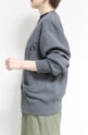 カフネ（CAFUNE）Vネックロゴ刺繡カーディガン／チャコール