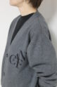 カフネ（CAFUNE）Vネックロゴ刺繡カーディガン／チャコール