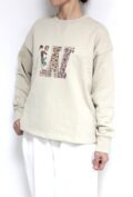 ノンブルアンペール(NOMBRE IMPAIR）ロゴワッペン付き裏毛クルーネックプルオーバー／ベージュ